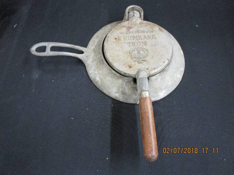 lot 15 image: Krumkake Iron