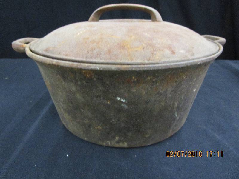 lot 16 image: 5 qt Dutch Oven Cast Iron