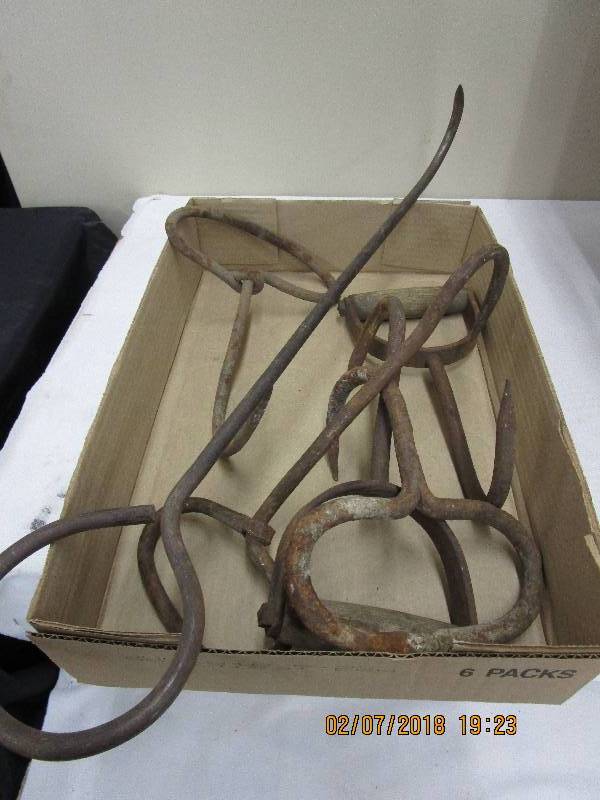 lot 26 image: 6 Bale Forks 2 with wood Handles