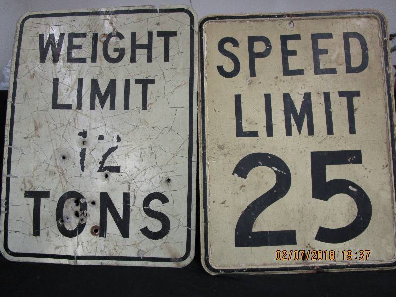 lot 33 image: Metal Weight Limit and Speed Limit 25 Signs