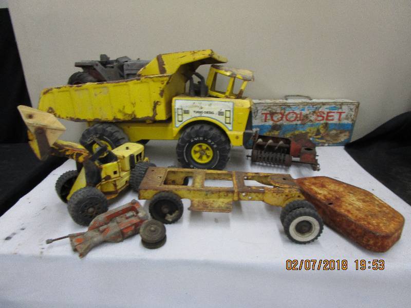 lot 40 image: Metal Toys