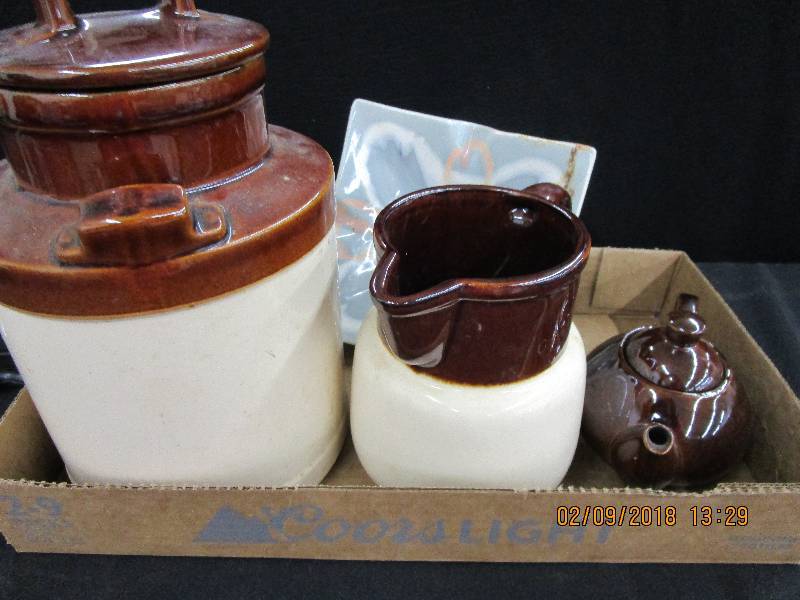 lot 75 image: Various USA Items