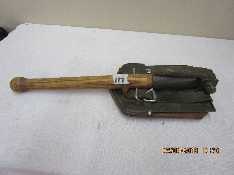 lot 83 image: Foldable Army Shovel