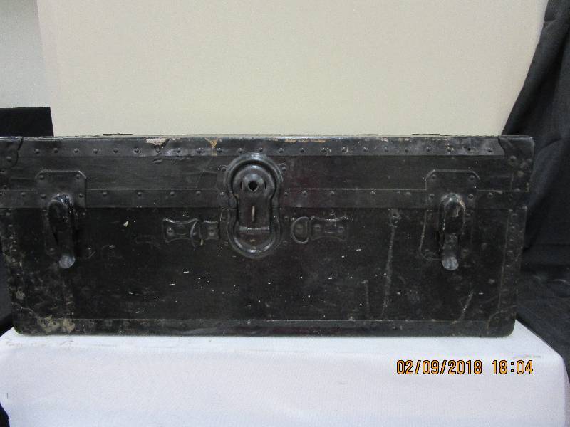 lot 119 image: Trunk