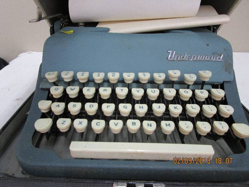 lot 120 image: Underwood Leader Typewriter Needs some TLC