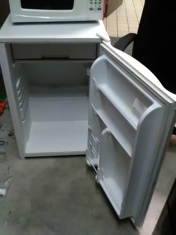AVANTI MINI FRIDGE