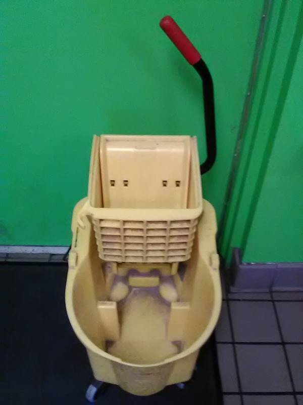 RUBBERMAID COMMERCIAL MOP BUCKET