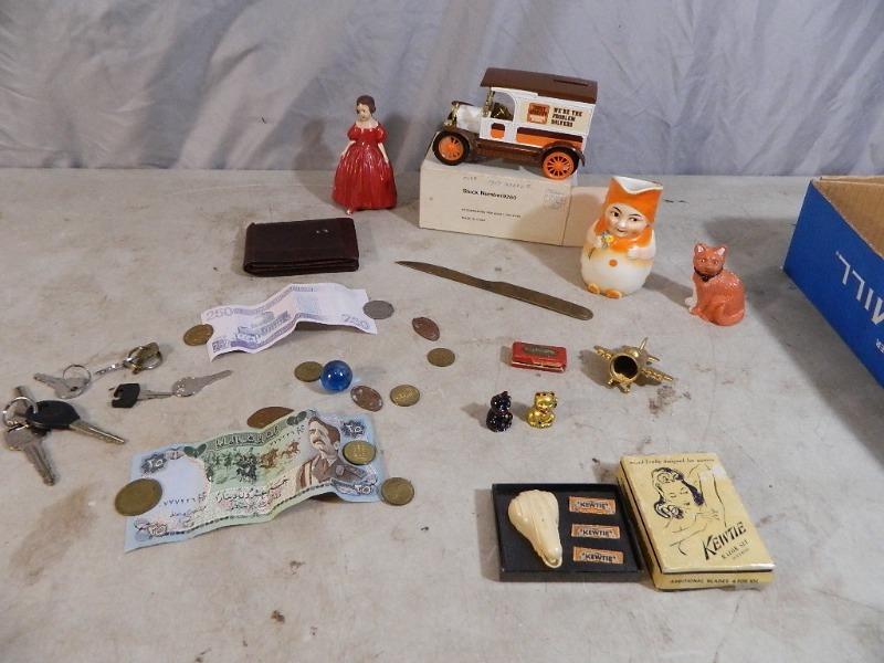 lot 15 image: Collectibles