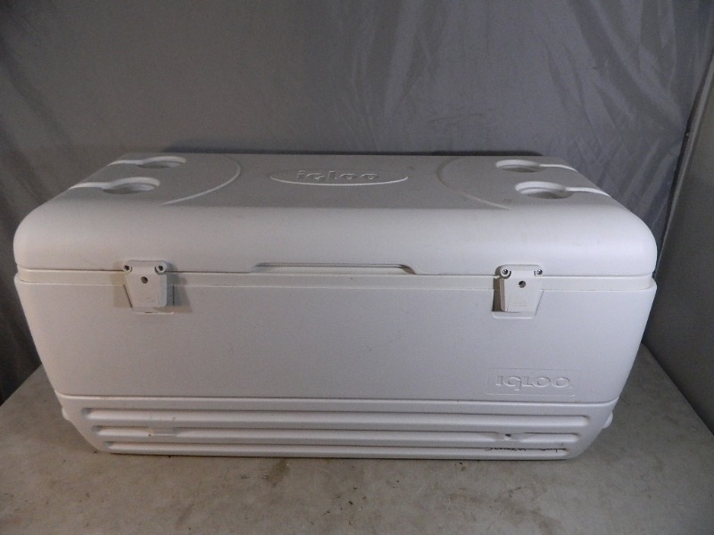 lot 31 image: Large Igloo Cooler