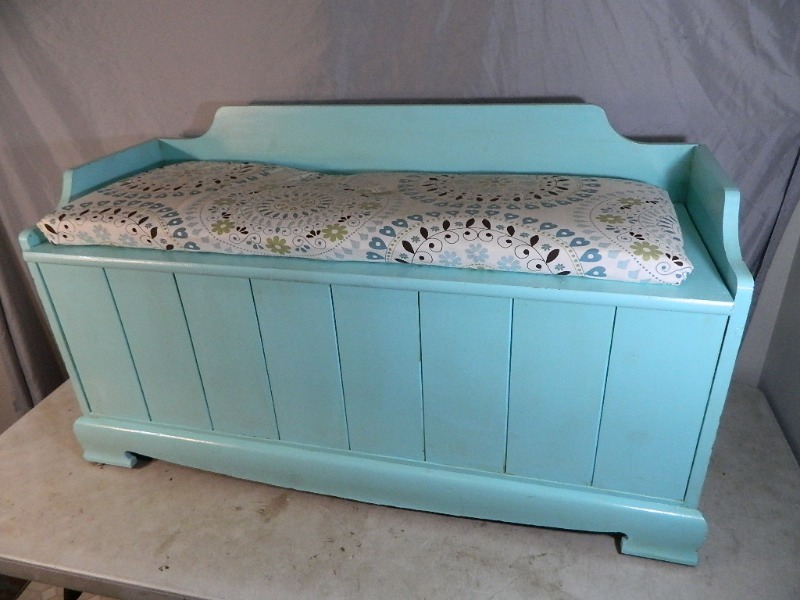 lot 38 image: Cute Painted Bench with Storage