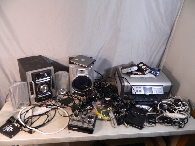 lot 46 image: Assorted Electronics
