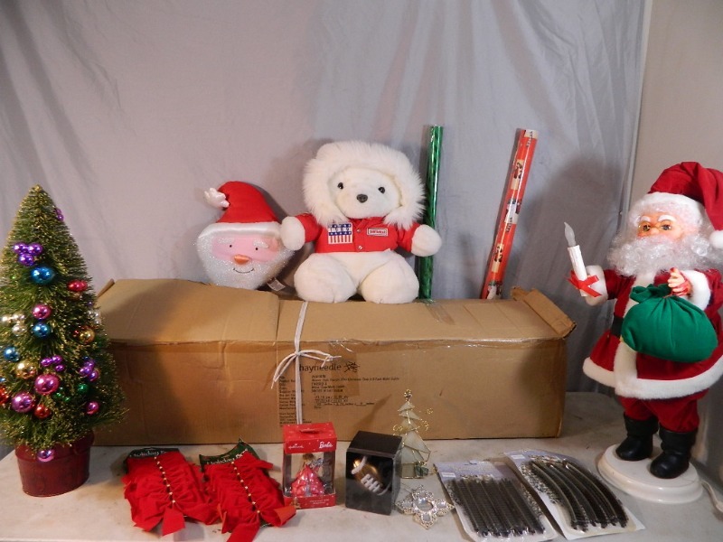 lot 85 image: Holiday Decor