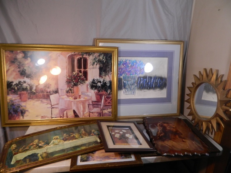 lot 94 image: Assorted Wall Decorations and Pictures
