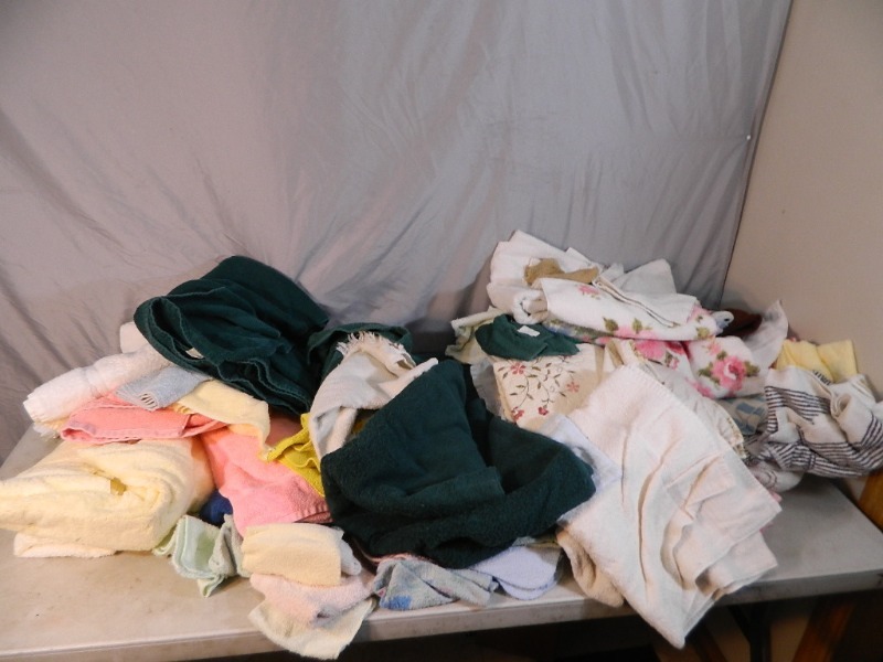 lot 103 image: Large Assortment of Towels