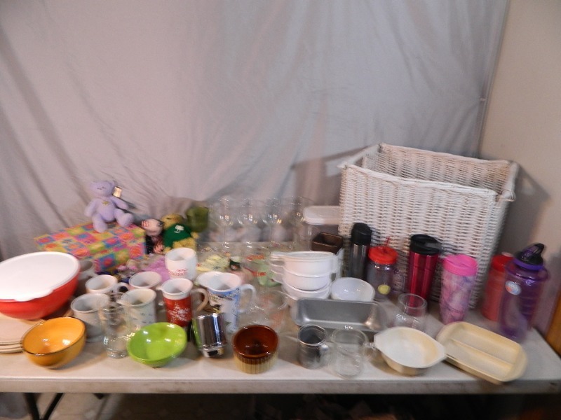 lot 105 image: Pyrex, Tupperware, More