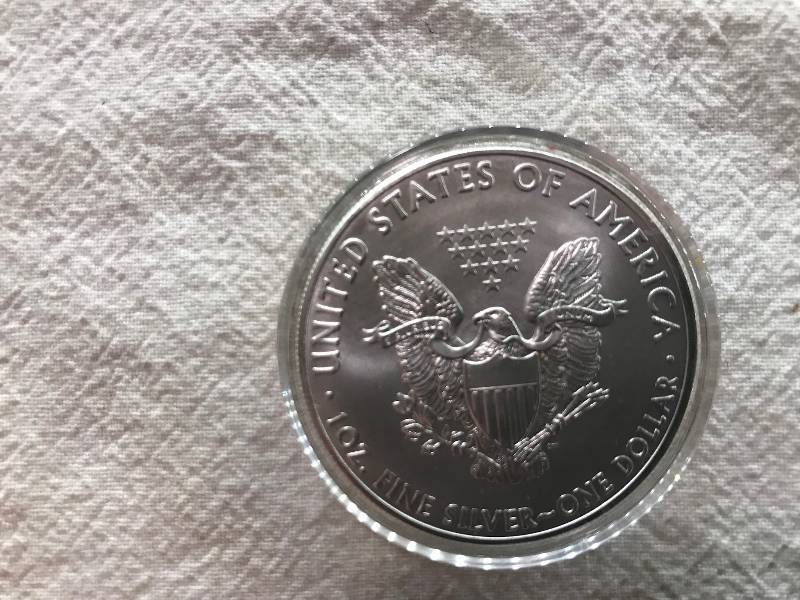 lot 102 image: 2011 1 Troy Oz .999 Fine Silver American Eagle