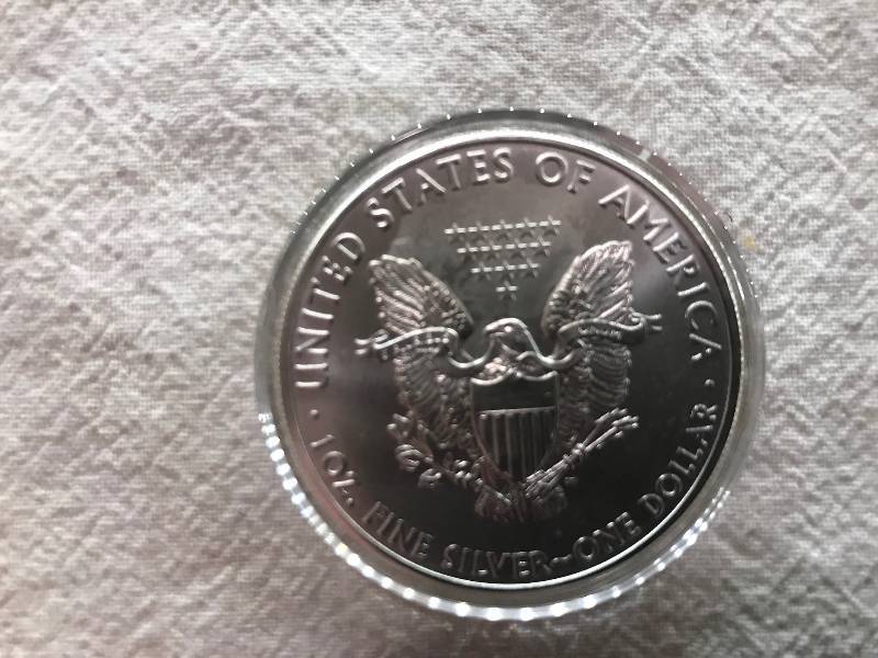 lot 104 image: 2011 1 Troy Oz .999 Fine Silver American Eagle