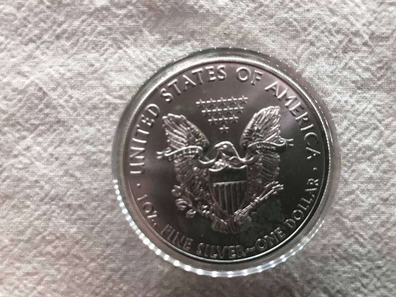 lot 105 image: 2011 1 Troy Oz .999 Fine Silver American Eagle