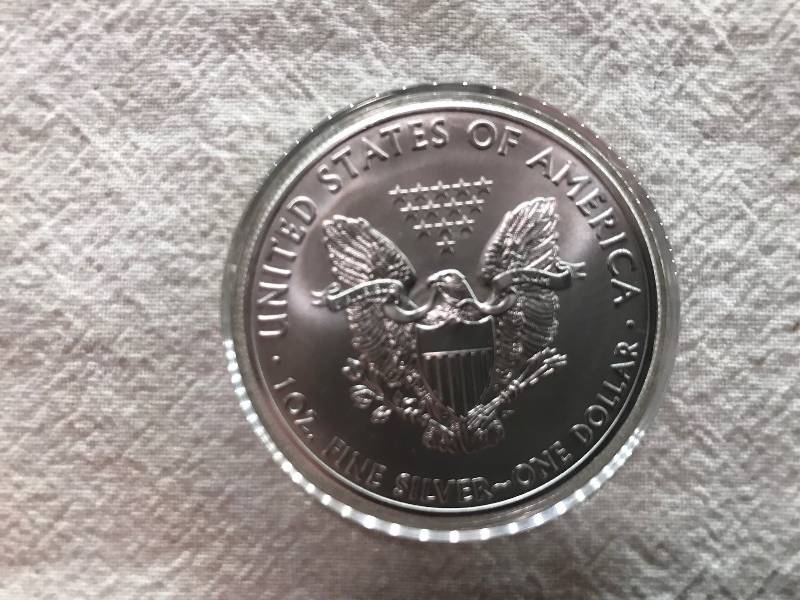 lot 106 image: 2011 1 Troy Oz .999 Fine Silver American Eagle