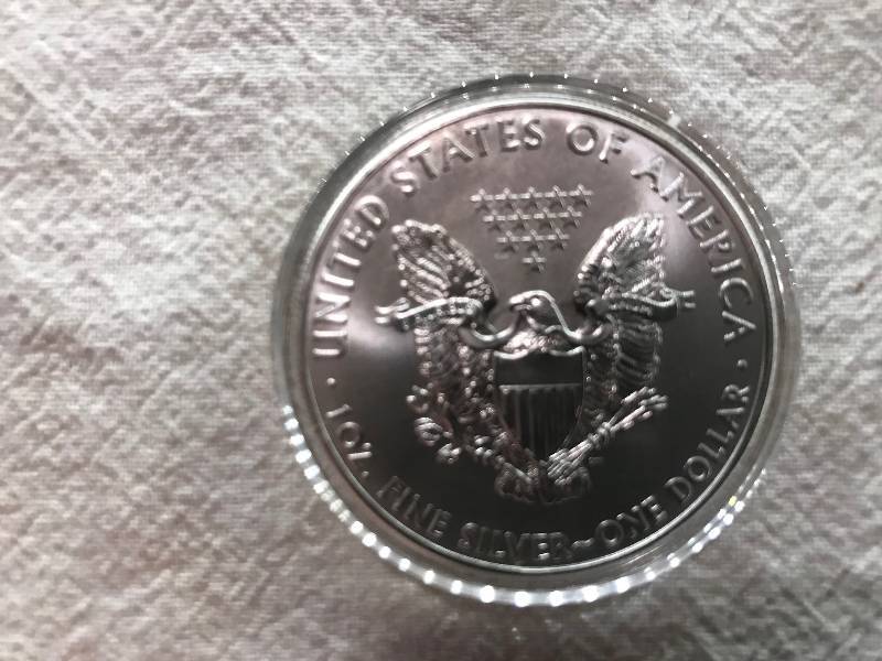 lot 107 image: 2011 1 Troy Oz .999 Fine Silver American Eagle