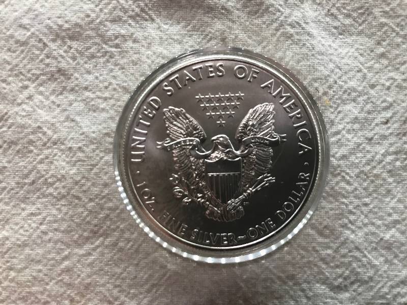 lot 109 image: 2011 1 Troy Oz .999 Fine Silver American Eagle