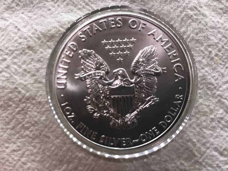 lot 114 image: 2011 1 Troy Oz .999 Fine Silver American Eagle
