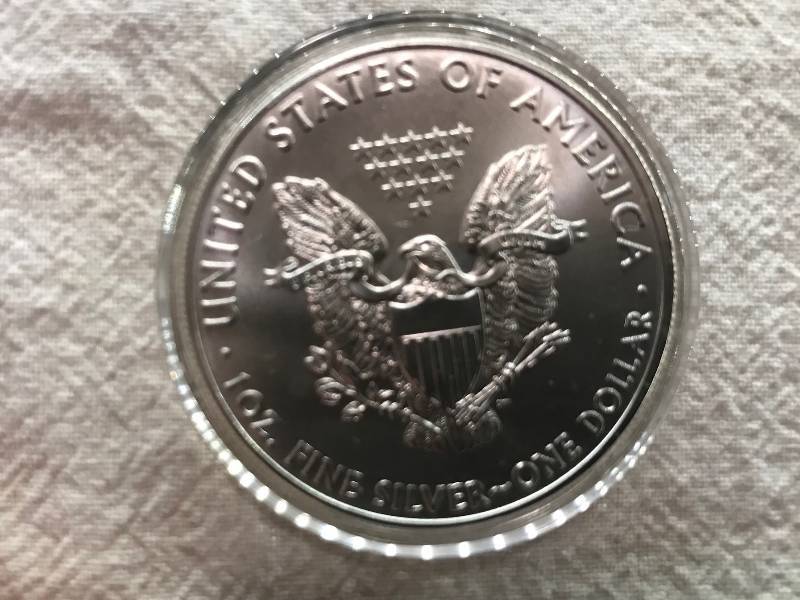 lot 116 image: 2011 1 Troy Oz .999 Fine Silver American Eagle