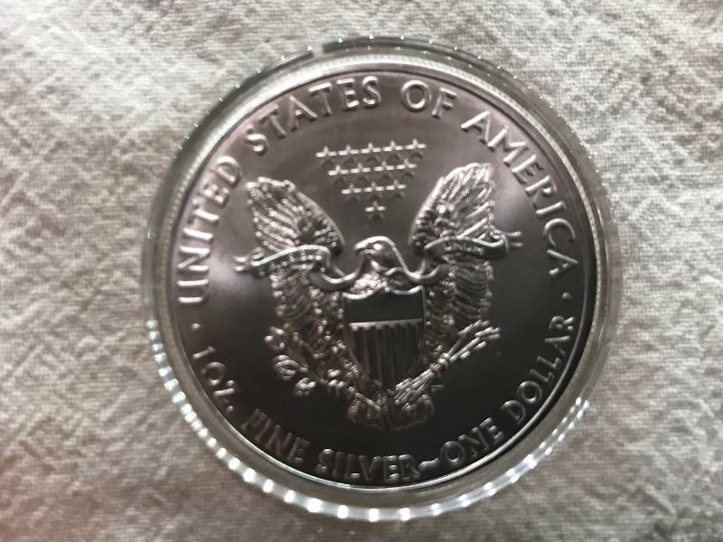 lot 117 image: 2011 1 Troy Oz .999 Fine Silver American Eagle