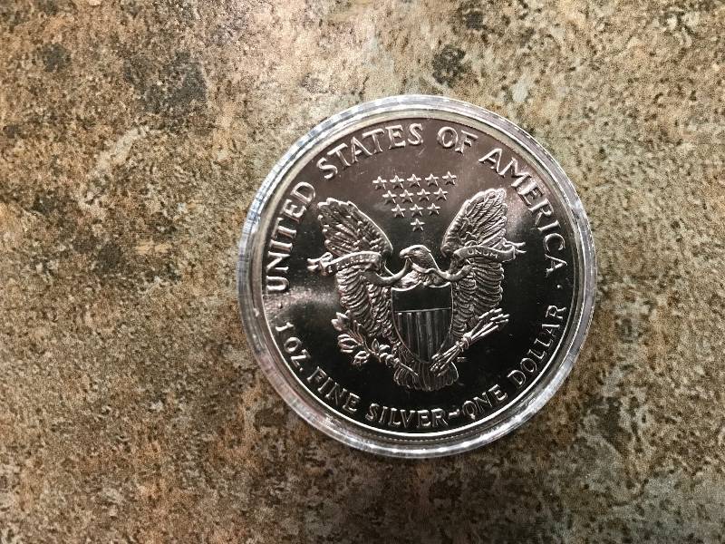 lot 135 image: 1988 1 Troy Oz .999 Fine Silver American Eagle