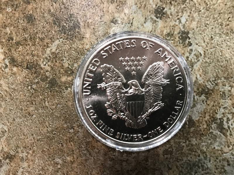 lot 136 image: 1988 1 Troy Oz .999 Fine Silver American Eagle