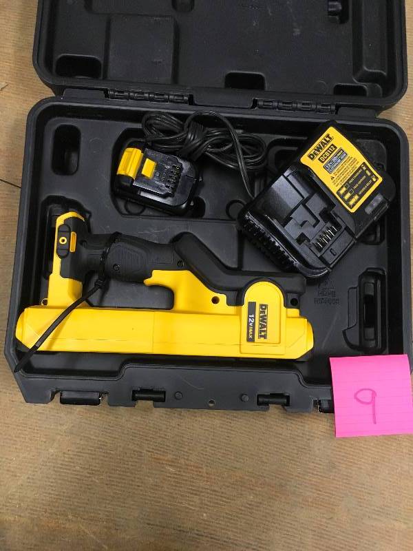 DeWalt 12 Volt Max Lithium-Ion Cordless Wall Scanner  with Battery 1.5Ah , 1-hour Charger and Case not used