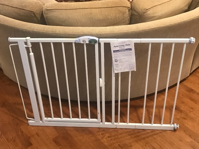 lot 42 image: Auto-Close Toddler Gate, Model 4800...
