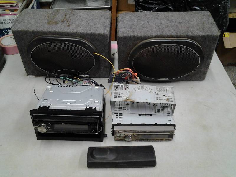 lot 4 image: Pioneer & Alpine Car Stereos & Pair Yamaha 6x9 Speakers