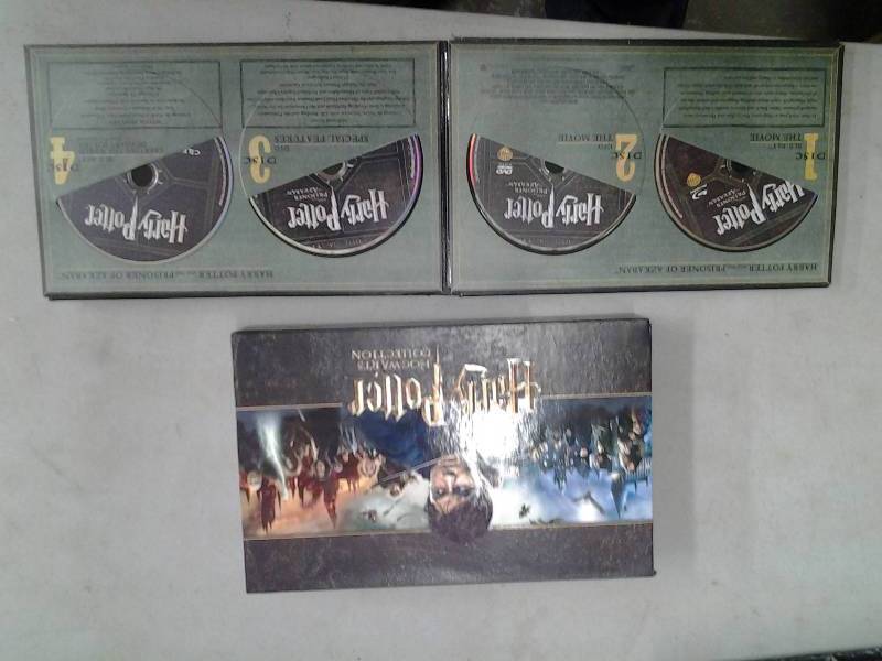 lot 8 image: Harry Potter Hogwarts Collection (Blu Ray) DVD Set - (Paid $150)