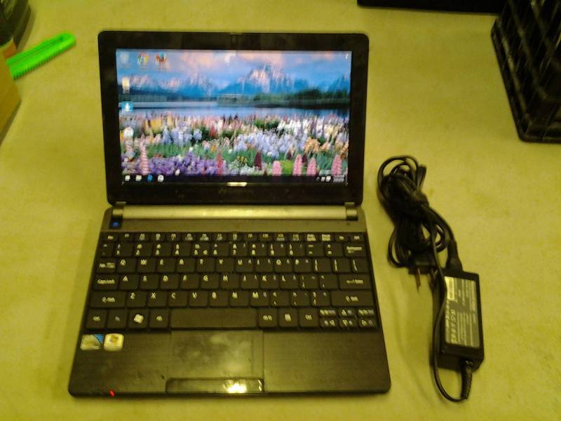 lot 10 image: Gateway Lap Top Model ZE6 10 Inch With Charger - Works, Powers On & Holds Charge