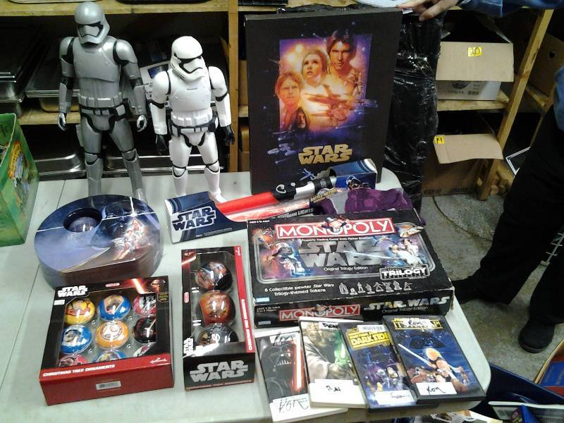 lot 18 image: Lot Of Star Wars Collectibles