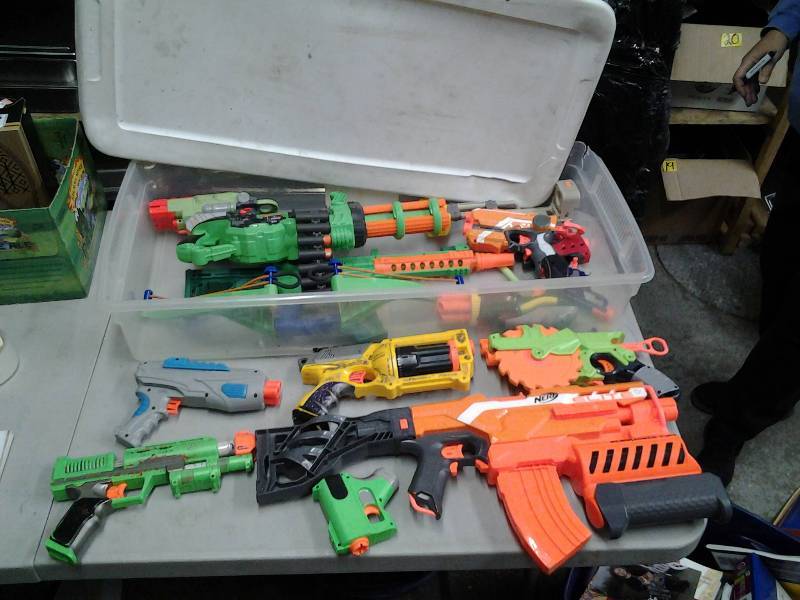 lot 19 image: Tote Bin Full Of Nerf & Other Toy Guns