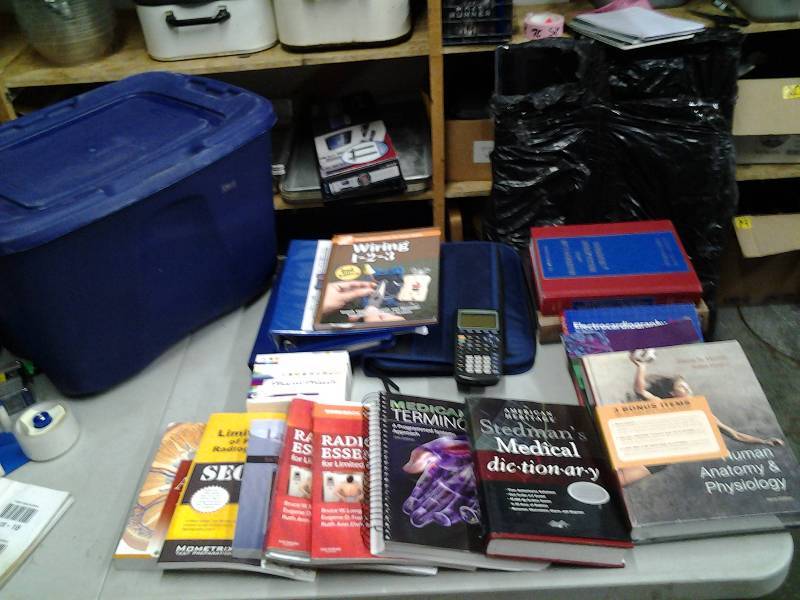lot 20 image: 18 Gallon Tote With Lid TEXT BOOKS
