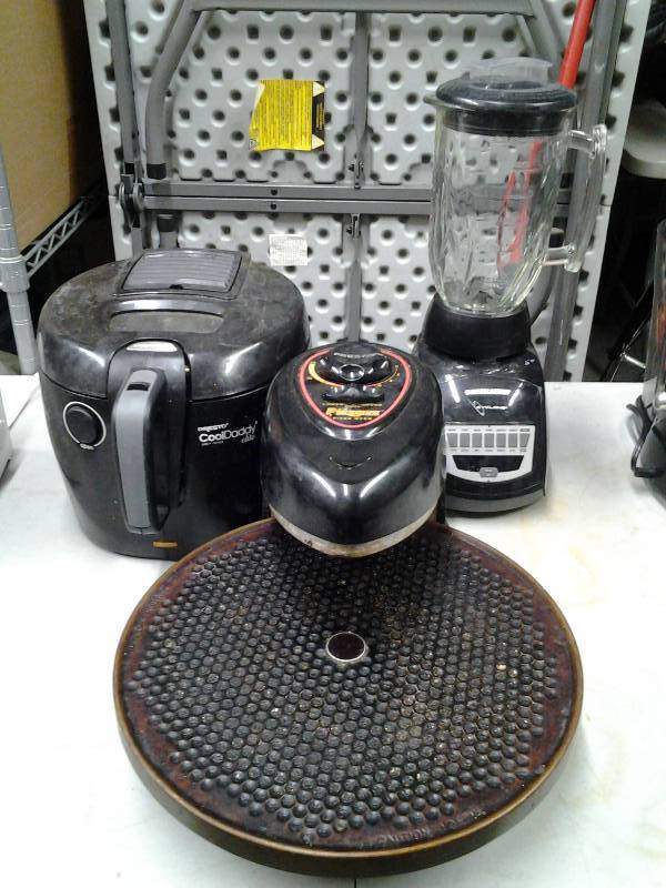 lot 23 image: Pizzaz Pizza Rotating Oven, Cool Daddy Fryer, Blender