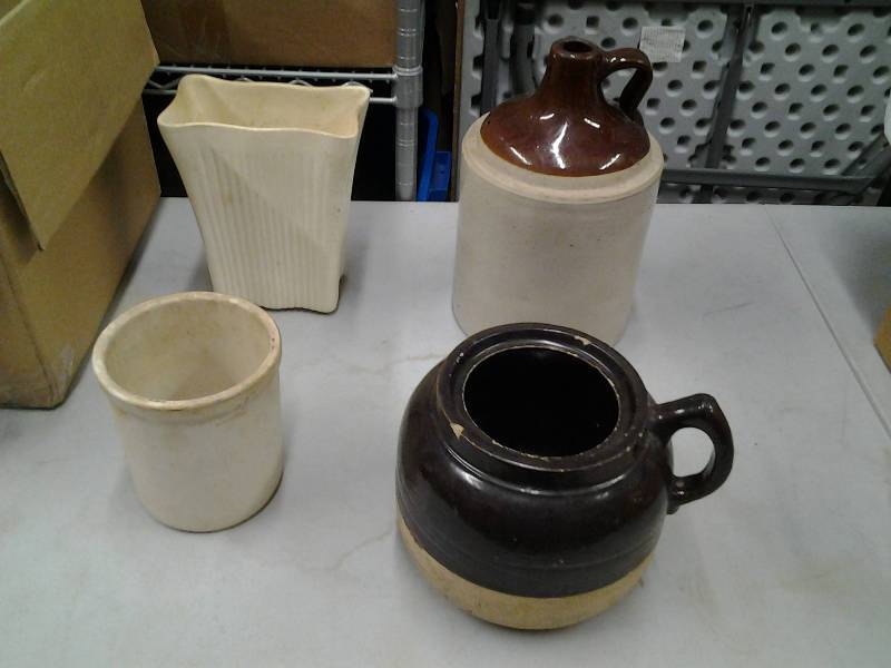 lot 35 image: Red Wing Vase, USA (With Bird) Crock, Bean Pot No Lid Fireproof, Crock Jug