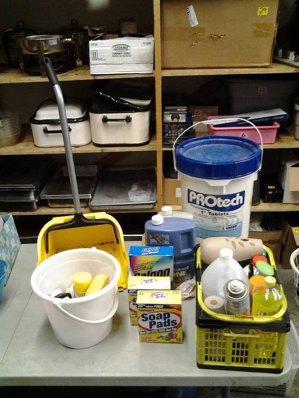 lot 39 image: Lot Of Cleaning Supplies