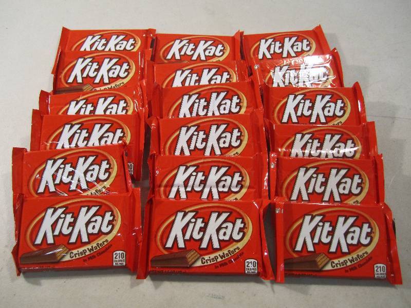 lot 323 image: Lot of 18 Kit Kat Crisp Waffers Bes...