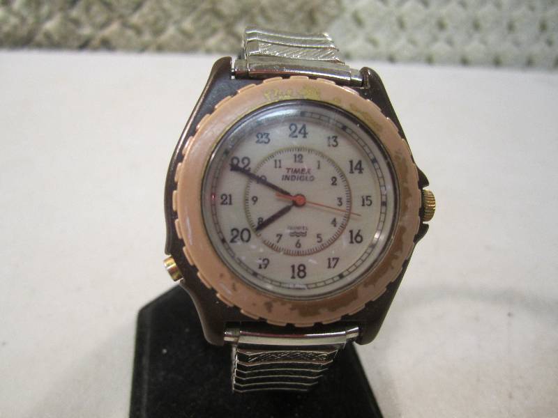 lot 16 image: Timex Indiglo Quartz Watch with Dis...