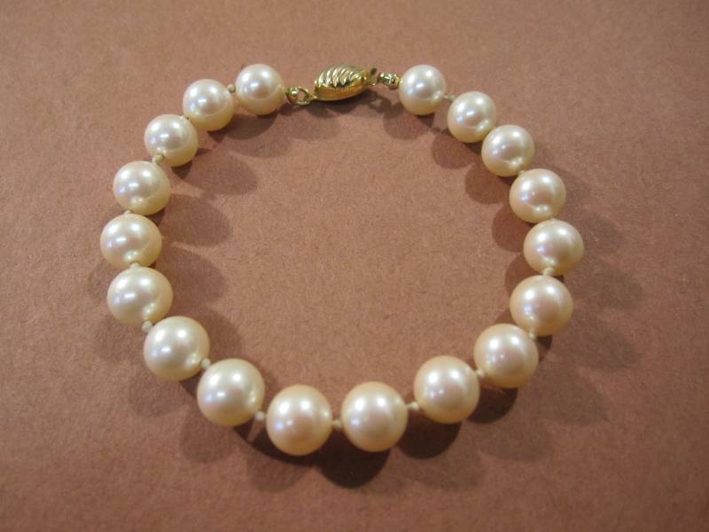 lot 33 image: PearlPearl Like Bracelet Marked Ma...