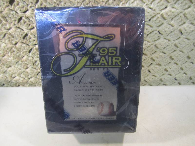 lot 53 image: 1995 Fleer Flair Series 1 Major Lea...