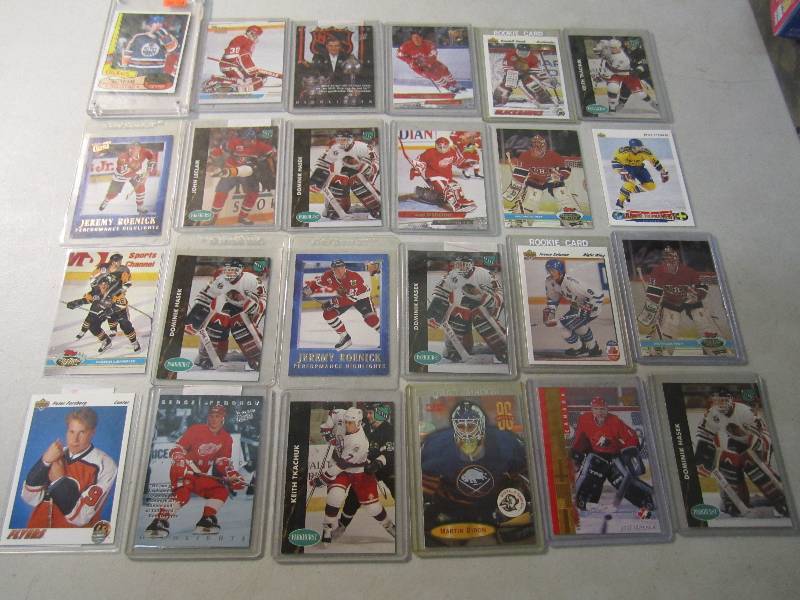 lot 91 image: Lot of 24 Hockey Cards in Sleeves S...