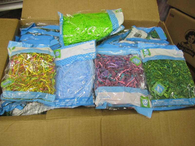 lot 137 image: Case of 100 Bags Easter Basket Gras...