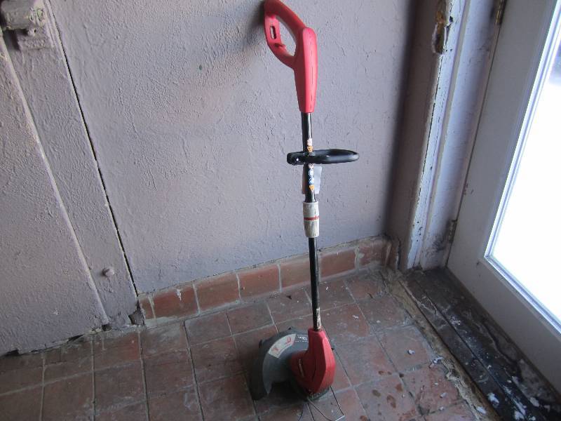 lot 193 image: Homelite 13 No Bump Electric Trimm...