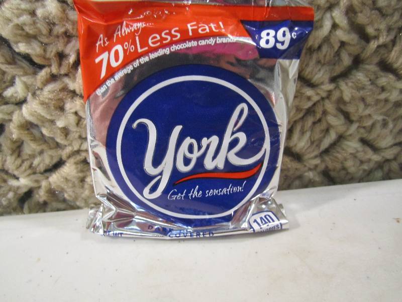 lot 253 image: Lot of 12 York Peppermint Patties B...