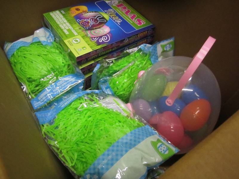 lot 276 image: Mixed Easter Lot Coloring Kits Plas...